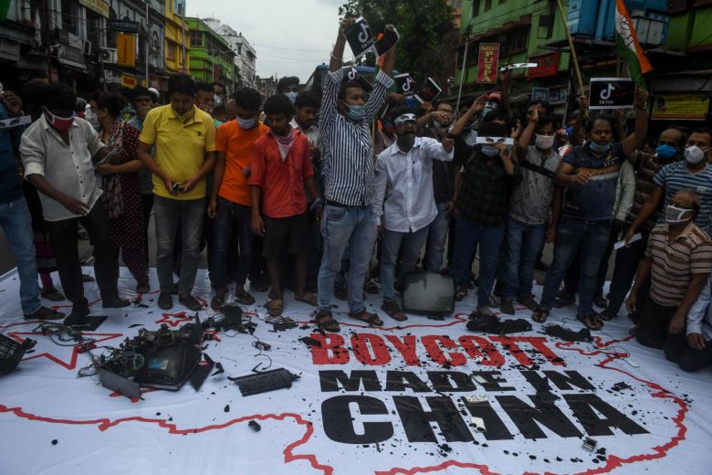 Người Ấn Độ biểu tình, kêu gọi tẩy chay hàng Trung Quốc.