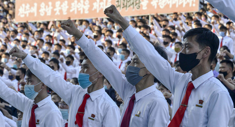 Các thanh niên Triều Tiên biểu tình phản đối Hàn Quốc không ngăn chặn người đào tẩu rải truyền đơn.