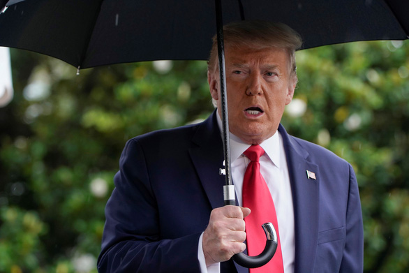 Tổng thống Donald Trump hủy các sự kiện tranh cử vì mưa bão.