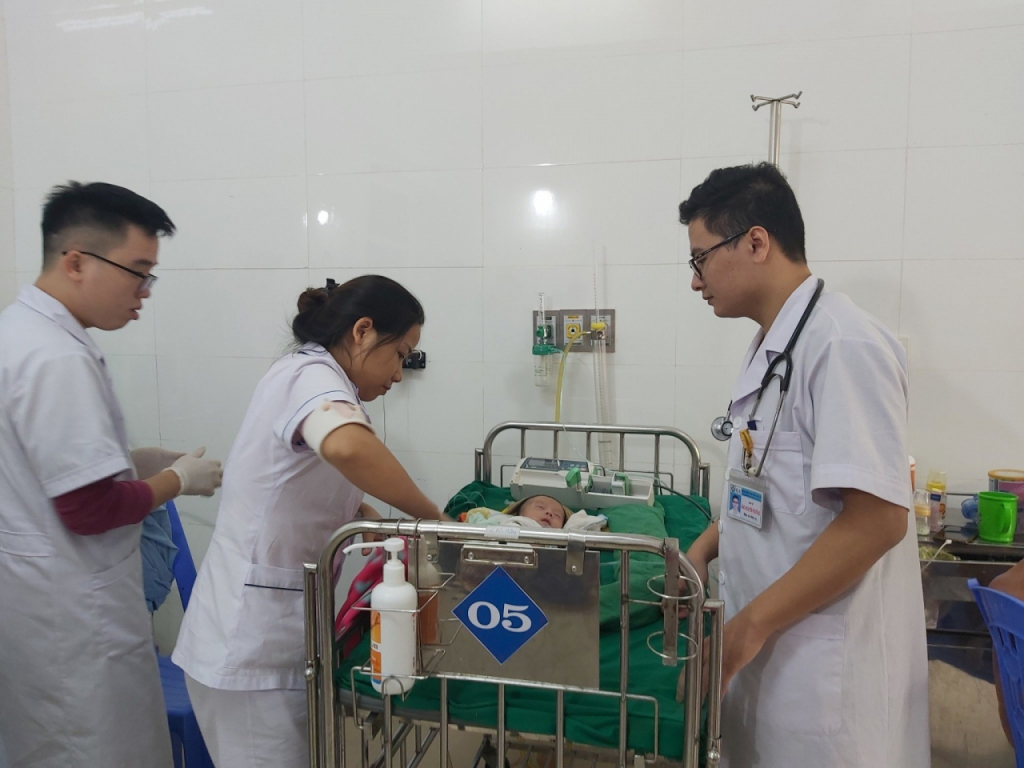 Các bác sỹ khoa Ngoại tổng hợp bệnh viện Sản Nhi, nghệ An luôn tận tình chu đáo với bệnh nhân
