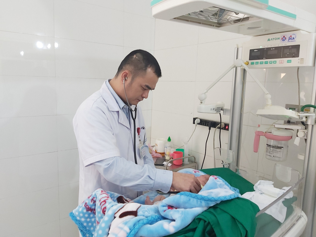 Bác sỹ Đậu Anh Trung, trưởng khoa Ngoại tổng hợp thăm khám bệnh nhân sau mổ