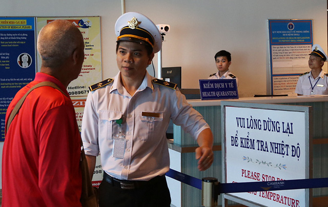 Thắt chặt kiểm tra sức khỏe tại sân bay, cửa khẩu chống vi rút gây viêm phổi cấp vào Việt Nam.