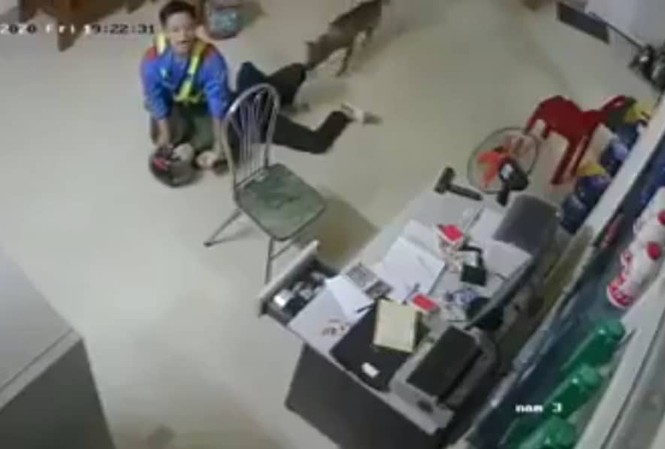 Tên cướp cầm dao bị nhân viên cây xăng ở Hà Tĩnh quật ngã.