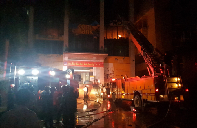 Lực lượng cứu hộ đang tiếp cận toà nhà dập lửa. Ảnh: Vnexpress.
