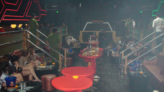 Công an kiểm tra quán bar Holiday Club ở Tây Ninh. (Ảnh: VNN).