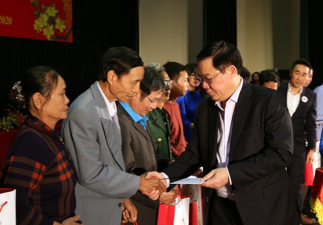 Phó Thủ tướng Vương Đình Huệ trao quà Tết cho các gia đình chính sách, hộ nghèo tại Vĩnh Phúc sáng 11/1. Ảnh: Dân Trí.