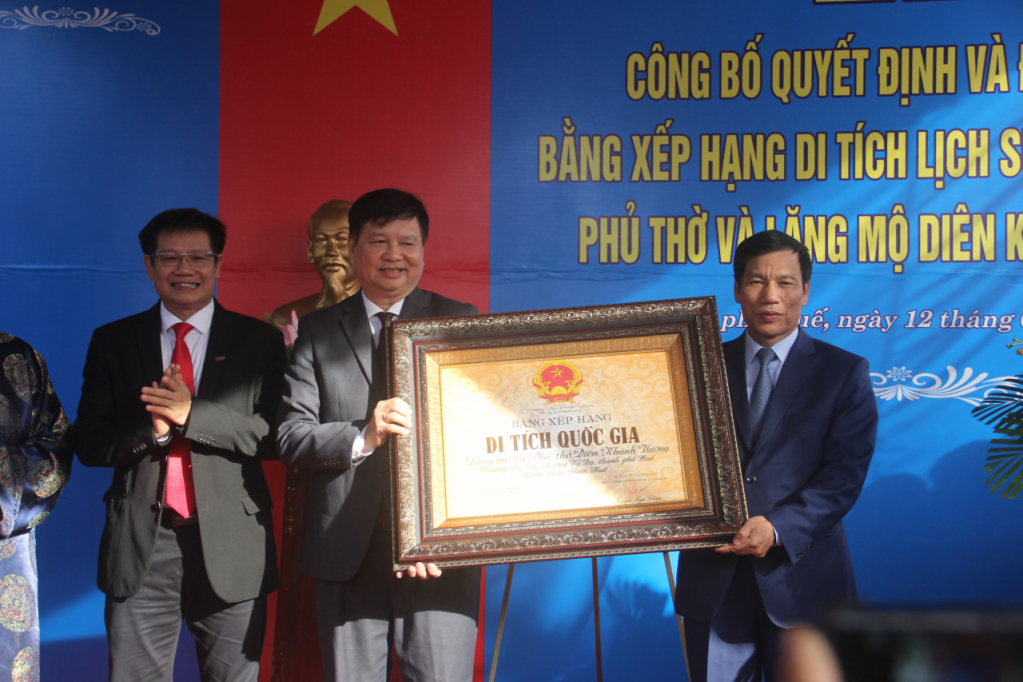 Bộ trưởng Nguyễn Ngọc Thiện trao bằng công nhận Di tích Lịch sử cấp Quốc gia Phủ thờ và Lăng mộ Diên Khánh Vương cho địa phương và dòng tộc. 