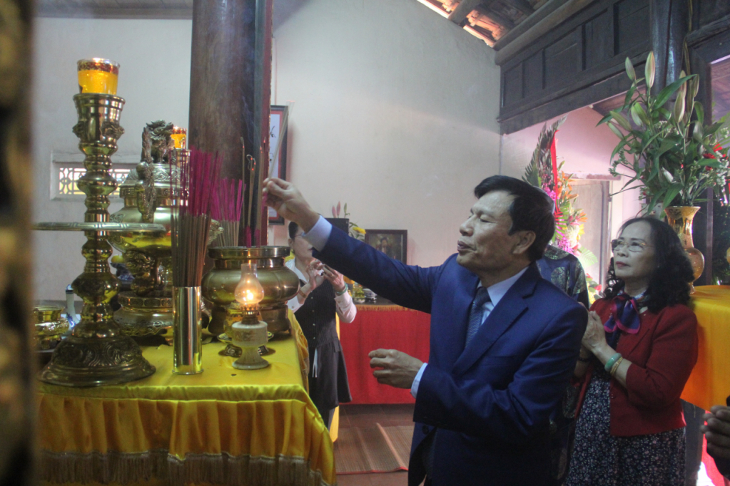 Bộ trưởng Nguyễn Ngọc Thiện dâng hương tại Phủ thờ Diên Khánh Vương.