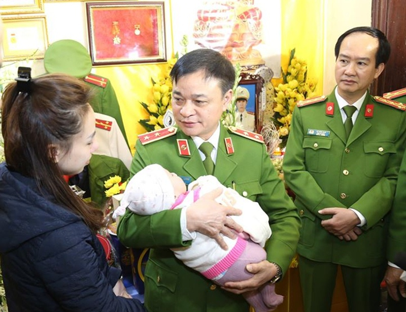Trung tướng Phạm Quốc Cương và cán bộ chiến sĩ đã tới thăm hỏi và động viên thân nhân 3 chiến sĩ Công an hy sinh ở Đồng Tâm.