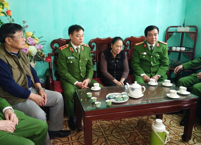 Trung tướng Phạm Quốc Cương chia sẻ, thăm hỏi động viên gia đình các chiến sĩ hy sinh ở Đồng Tâm.
