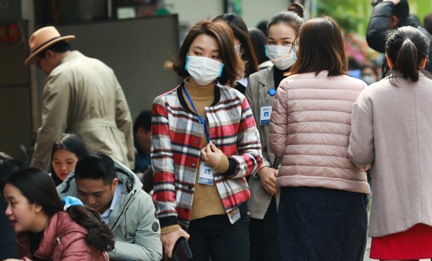 Người dân Hà Nội đeo khẩu trang đề phòng dịch viêm phổi từ Vũ Hán. (Ảnh Chí Hiếu)