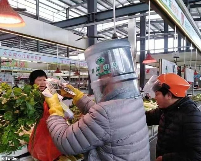 Ở một số thành phố của Trung Quốc mặt nạ đang khan hàng. Virus Corona gây viêm phổi mới từ Vũ Hán đã giết chết ít nhất 170 người và lây nhiễm hơn 7.700 người (tính đến sáng 30/1).