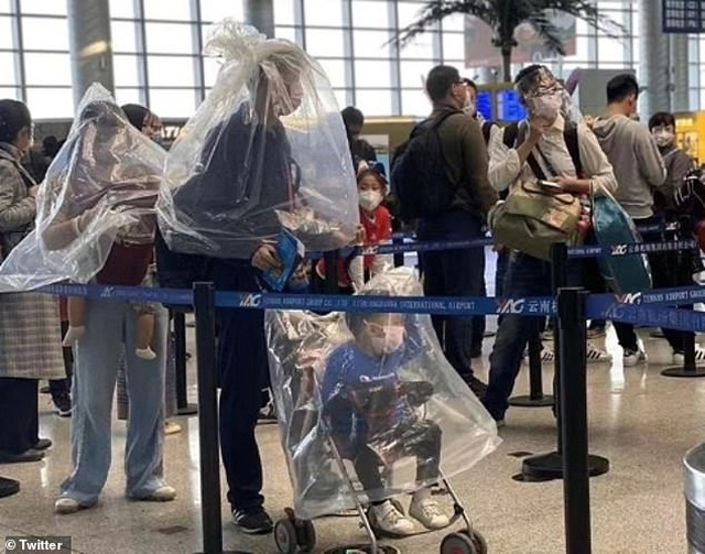 Các bức ảnh được chia sẻ trên mạng xã hội cho thấy mọi người đang dùng nhiều biện pháp khác nhau để tránh mắc phải virus Corona gây viêm phổi mới đã giết chết ít nhất 170 người. Trong ảnh là một gia đình đang được trùm gần kín túi ni lông tại một sân bay.