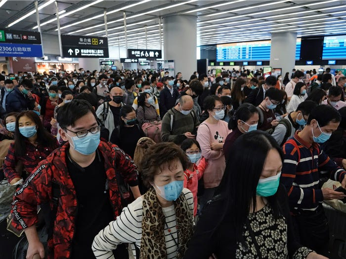Hành khách tại sảnh khởi hành của ga tàu cao tốc ở Hong Kong.