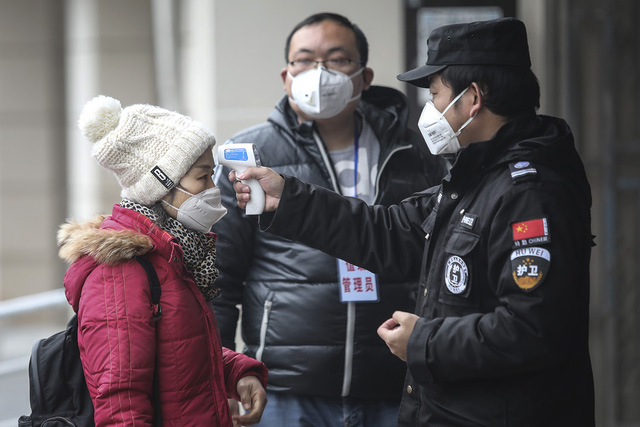Trung Quốc nghi coronavirus mới có nguồn gốc từ dơi. Ảnh kiểm tra phòng dịch viêm phổi cấp do chủng virút corona mới gây ra tại Trung Quốc - Ảnh: FOREIGN POLICY