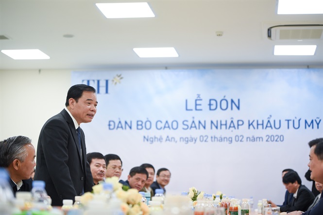 Bộ trưởng NN&PTNT Nguyễn Xuân Cường phát biểu tại buổi lễ đón đàn bò cao sản nhập khẩu từ Mỹ của TH true MILK