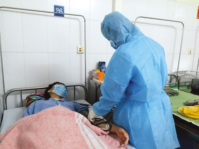 Nhân viên y tế khoa Truyền nhiễm thực hiện nghiêm việc sử dụng trang thiết bị phòng hộ trong chống dịch Covid-19. Ảnh báo Bắc Ninh