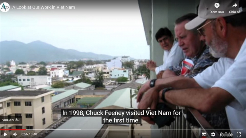 Tỉ phú Chuck Feeney trong lần đầu thăm Việt Nam năm 1998. Ảnh chụp màn hình.