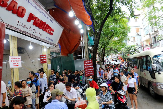 Người dân xếp hàng trên phố Thuỵ Khuê – Hà Nội để mua bánh trung thu Bảo Phương. Ảnh: Internet