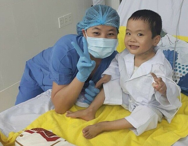  Bác sĩ Nhung và bé Bình sau hai tuần khi ghép phổi, năm 2017. Ảnh: Bác sĩ cung cấp
