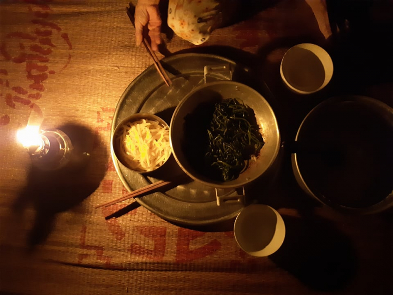 Cúp điện, người dân ăn cơm trong bóng tối.
