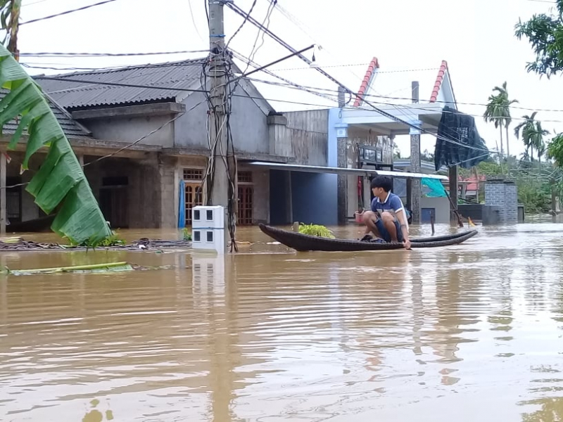 Nhiều ngôi nhà ở thôn Xuân Tùy ngập sâu trong nước.