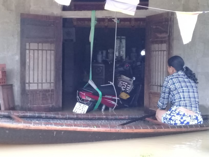 Chiếc xe máy treo trước nhà.