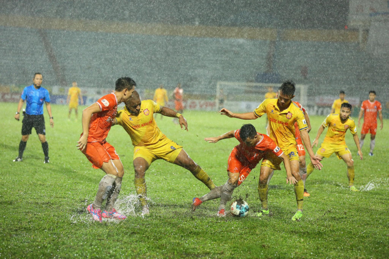 Nam Định đánh bại Đà Nẵng trong trận cầu bóng không lăn nổi trên sân Thiên Trường