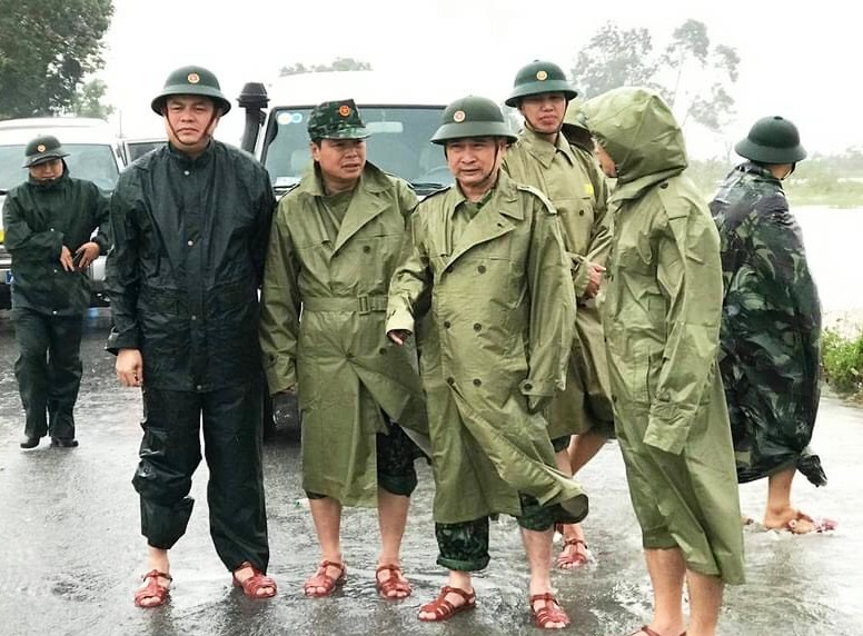 Thiếu tướng Nguyễn Văn Man, Phó Tư lệnh Quân khu 4 (đứng thứ 2 từ phải sang) kiểm tra tình hình  lũ lụt ở Thừa Thiên Huế ngày 11/10