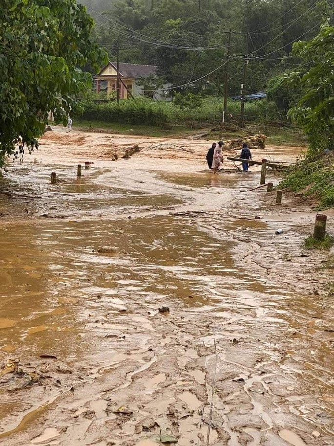  Nhiều cầu, đập tràn ở xã Húc bị nước cuốn trôi