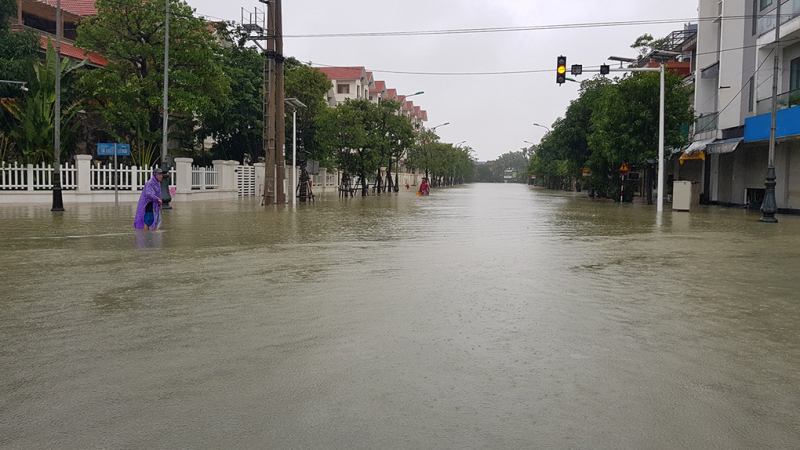 Hầu hết tuyến phố ở trung tâm TP Hà Tĩnh đã ngập sâu, chiều 19/10. Ảnh: Lê Hoàng.