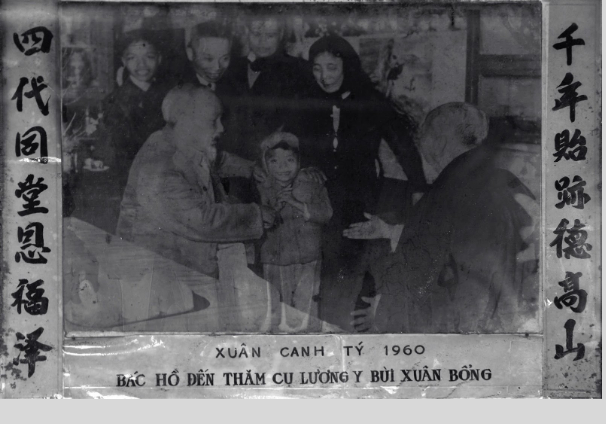 Hình ảnh Bác hồ đến thăm nhà thuốc Đức Nguyên Đường được gia đình trân trọng lưu lại.