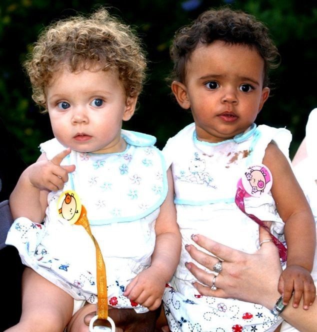 Marcia (da trắng, tóc vàng) và Millie Biggs (da nâu, tóc đen) khiến không ít người bất ngờ khi biết họ là chị em sinh đôi. Ảnh: National Geographic.