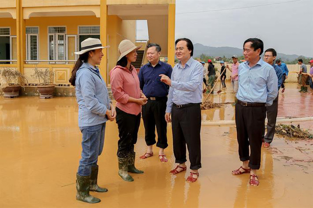  Bộ trưởng Phùng Xuân Nhạ tới thăm trường tiểu học Hàm Ninh, huyện Quảng Ninh, tỉnh Quảng Bình. Ảnh: Bộ GD&ĐT