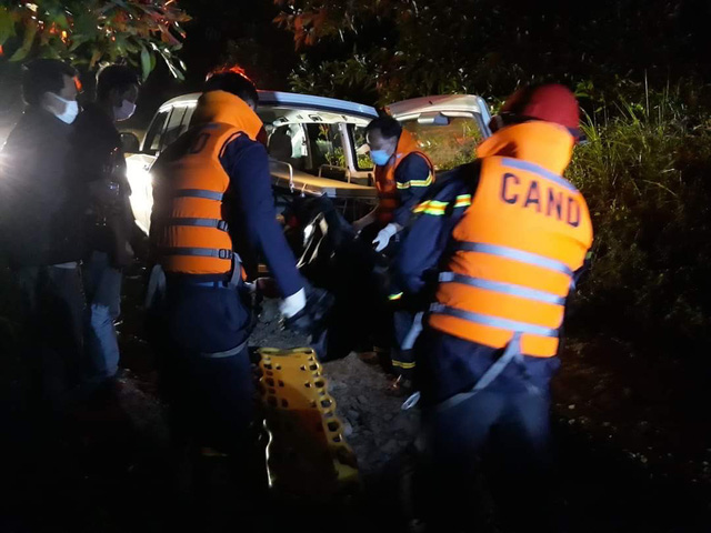  Lực lượng cứu hộ xuyên đêm đưa thi thể nạn nhân thứ 5 mất tích rời khỏi hiện trường.