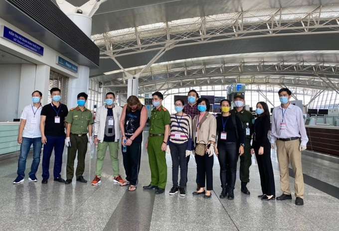 Chuyên cơ của Cảnh sát Mỹ dẫn giải hai tội phạm ở sân bay Nội Bài hôm 23/10. Ảnh: Công an cung cấp