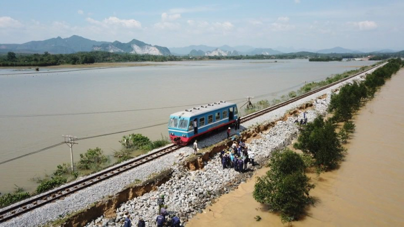 Đường sắt Việt Nam tạm dừng 7 chuyến tàu khách để tránh bão số 9