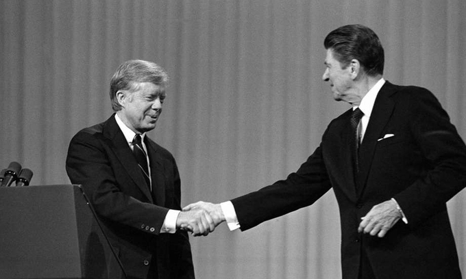 Cựu tổng thống Jimmy Carter (trái) bắt tay ứng viên Cộng hòa Ronald Reagan sau cuộc tranh luận ở Clevelend, bang Ohio hồi tháng 10/1980. Ảnh: AP.