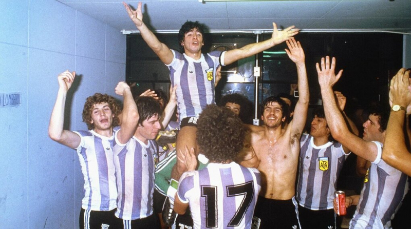 Maradona được đồng đội cõng lên vai sau chức vô địch U20 thế giới năm 1979. Ảnh: Leon Yearwood