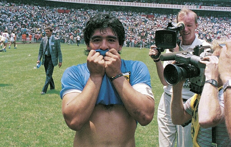 Maradona mừng chiến thắng 2-1 trước đội tuyển Anh ở tứ kết World Cup 1986. Ảnh: Leon Yearwood