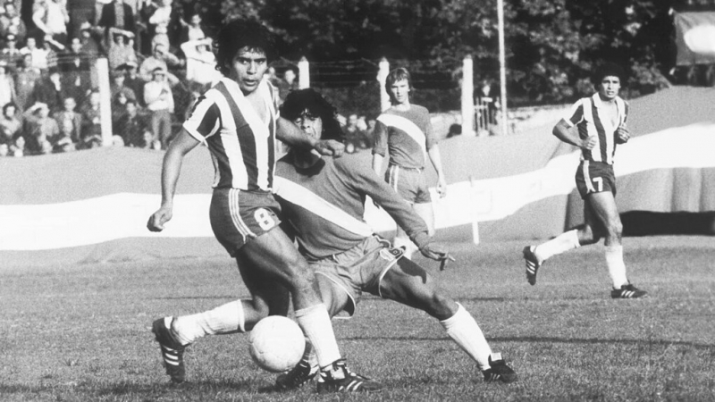 Maradona (trái) trong một trận đấu của Argentinos Juniors năm 1976. Ảnh: Leon Yearwood
