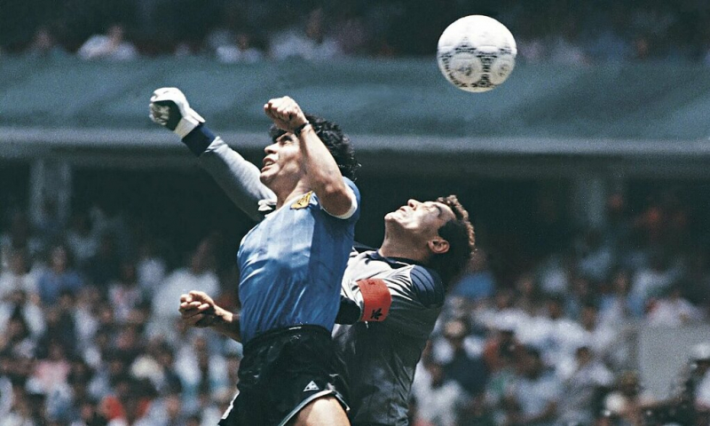 Bàn thắng bằng tay của Maradona vào lưới thủ môn Peter Shilton, trận gặp Anh ở World Cup 1986. Ảnh: Leon Yearwood