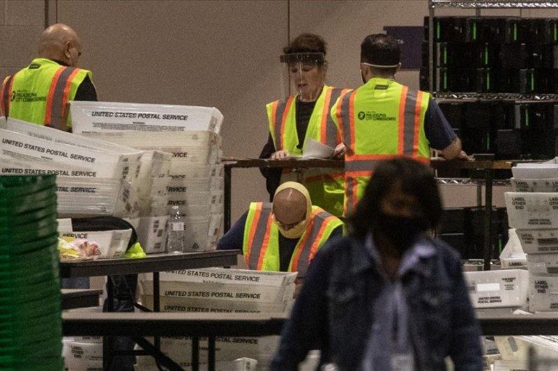 Nhân viên bầu cử tại một địa điểm ở Pennsylvania. Ảnh: AFP.