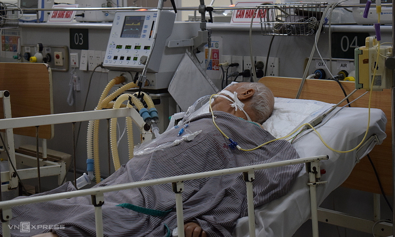Nam bệnh nhân điều trị tại Bệnh viện Bạch Mai hồi tháng 8 trước khi tử vong. Ảnh: Chi Lê