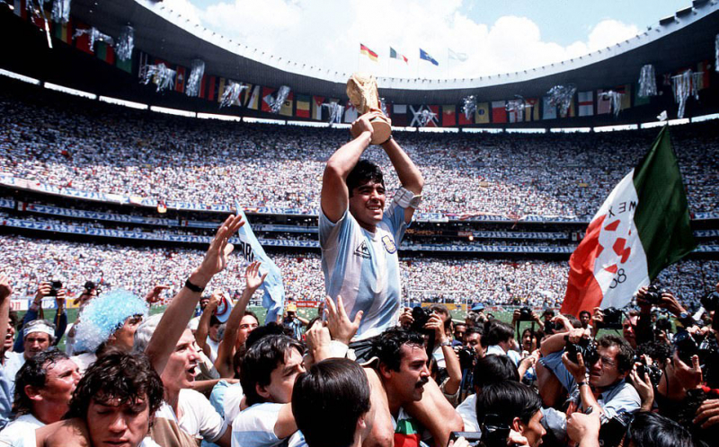 Maradona được các đồng đội và người hâm mộ công kênh, sau khi giúp Argentina vô địch World Cup 1986. Ảnh: Sports Photography.