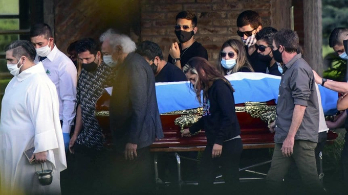 Vợ con cùng người thân đưa Maradona vào nghĩa trang Bella Vista hôm 26/11. Ảnh: TYC