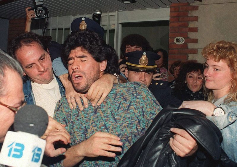 Maradona bị cảnh sát áp giải khỏi căn hộ ở Buenos Aires năm 1991, sau khi phát hiện ông tàng trữ gần nửa kilogram ma túy. Ảnh: AFP.