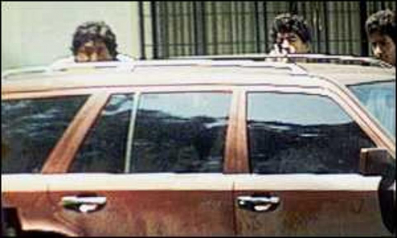 Maradona (giữa) gây bê bối với việc dùng súng hơi bắn một phóng viên trước căn hộ của ông ở Buenos Aires năm 1994.