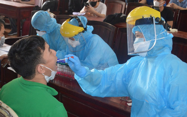  Trung tâm Kiểm soát bệnh tật tỉnh Thái Bình tiến hành lấy mẫu bệnh phẩm các trường hợp trở về từ vùng dịch. Ảnh: CDC Thái Bình