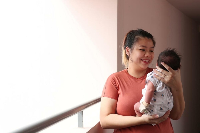 Celine Ng-Chan và con trai. Bé chào đời mang sẵn kháng thể Covid-19. Ảnh: StraitsTimes